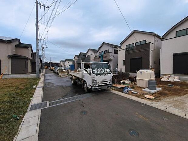 前面道路を含めた現地写真です。