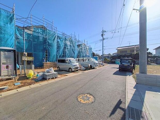 前面道路を含めた現地写真です。