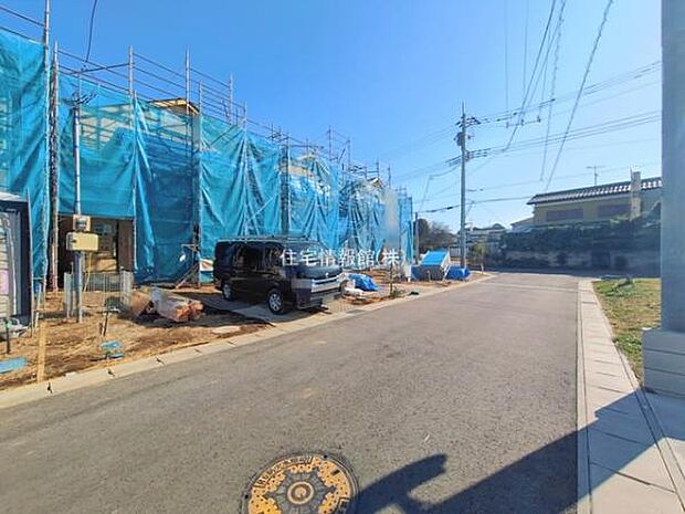 前面道路を含めた現地写真です。