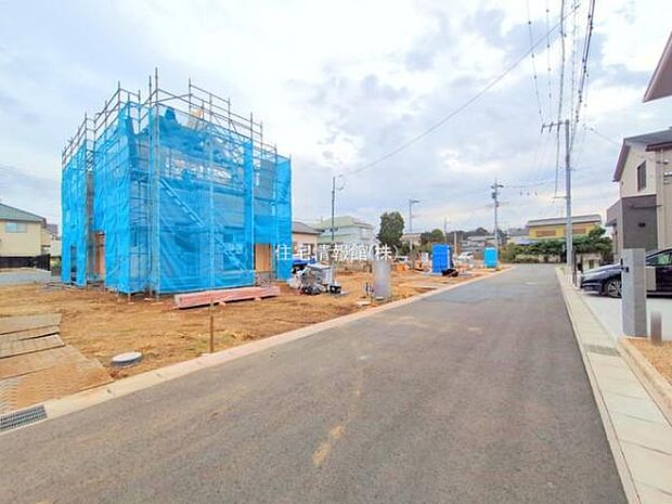 前面道路を含めた現地写真です。