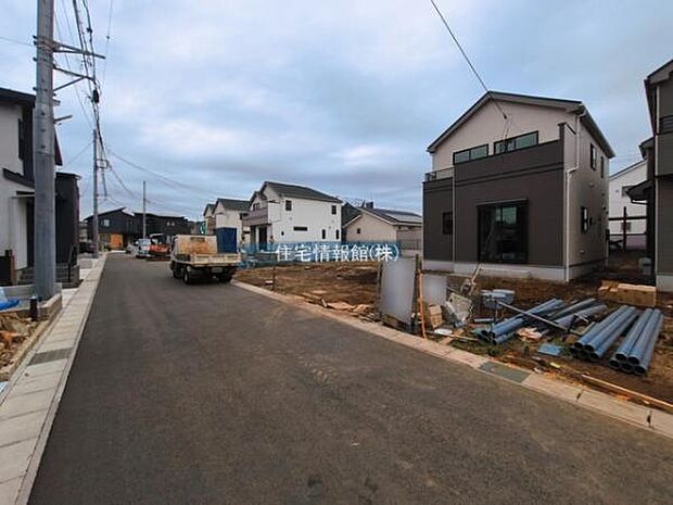 前面道路を含めた現地写真です。