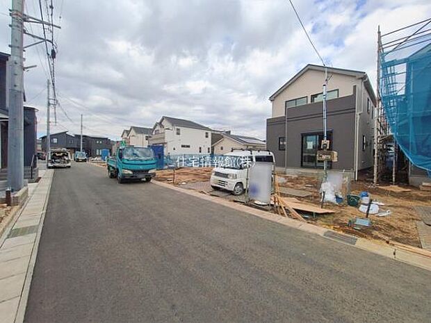 前面道路を含めた現地写真です。