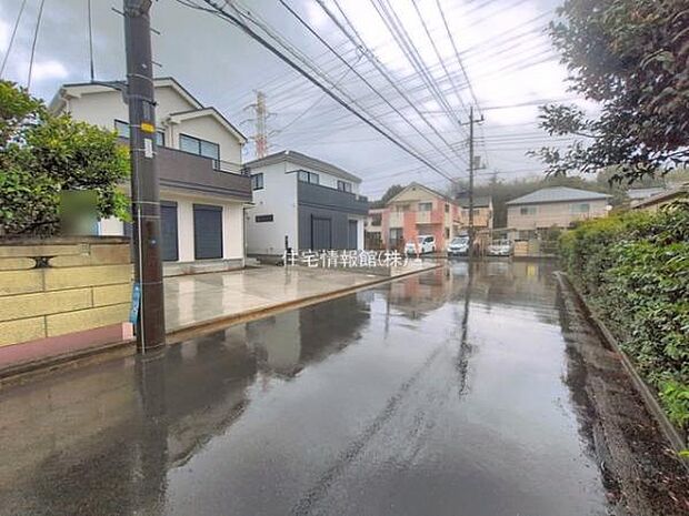 前面道路を含めた現地写真です。