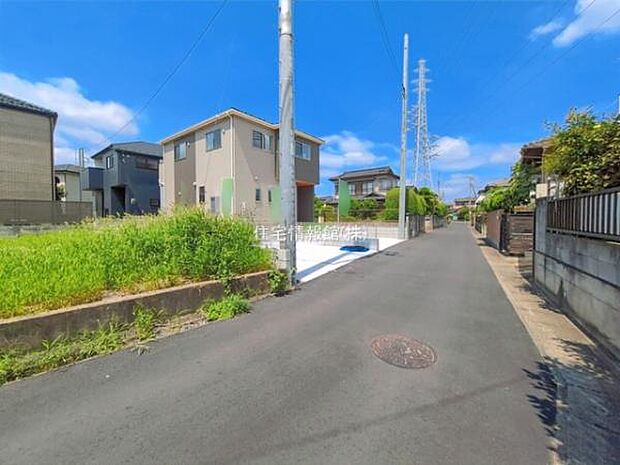前面道路を含めた現地写真です。