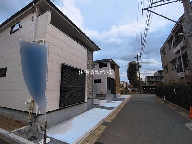 前面道路を含めた現地写真です。