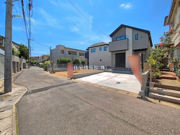 前面道路を含めた現地写真です。