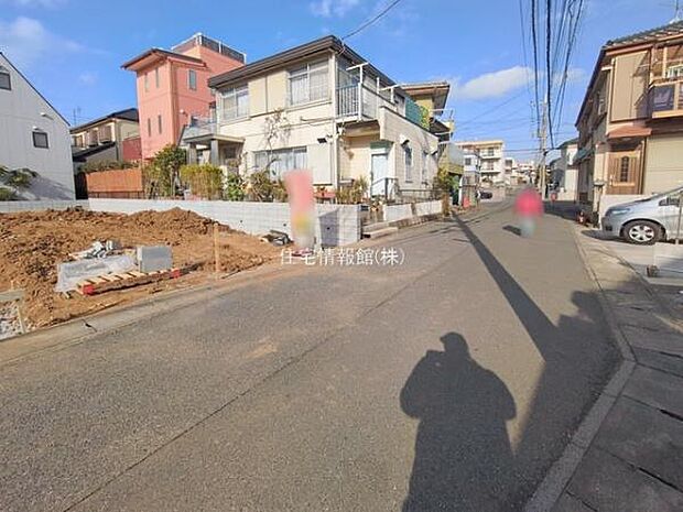 前面道路を含めた現地写真です。