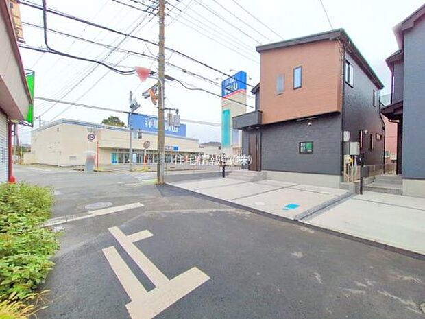 前面道路を含めた現地写真です。