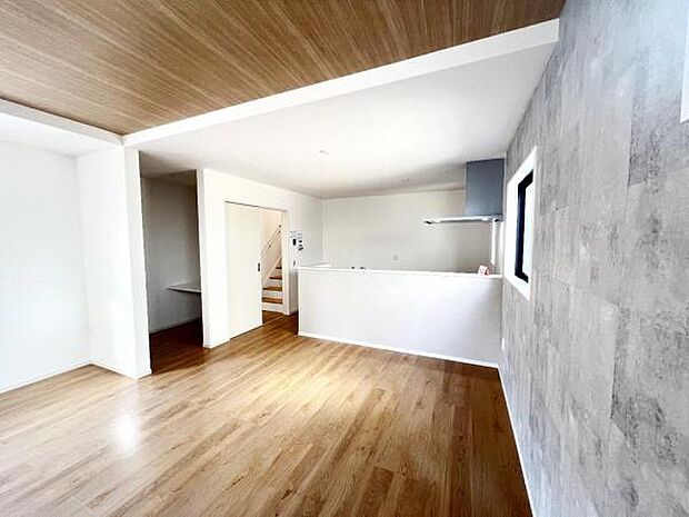 お食事中もキッチンと会話が楽しめるダイニングスペース。