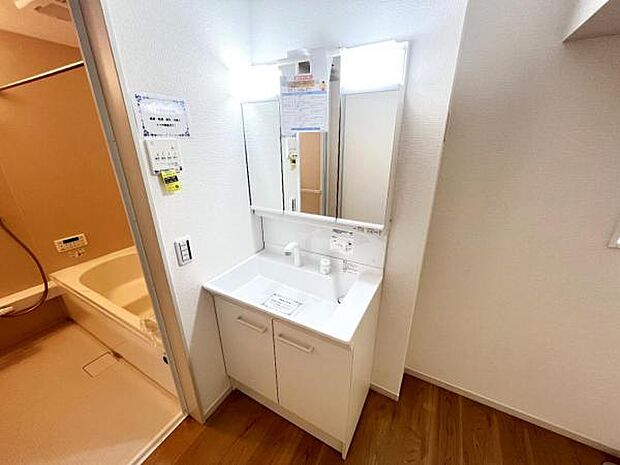 洗面化粧台です。朝の身支度から1日が始まります。