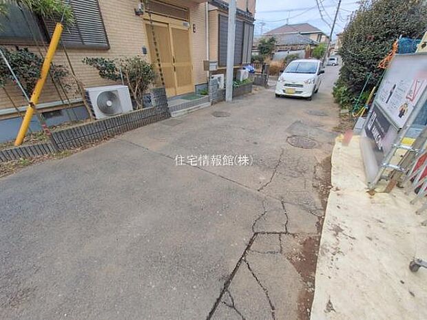 前面道路を含めた現地写真です。