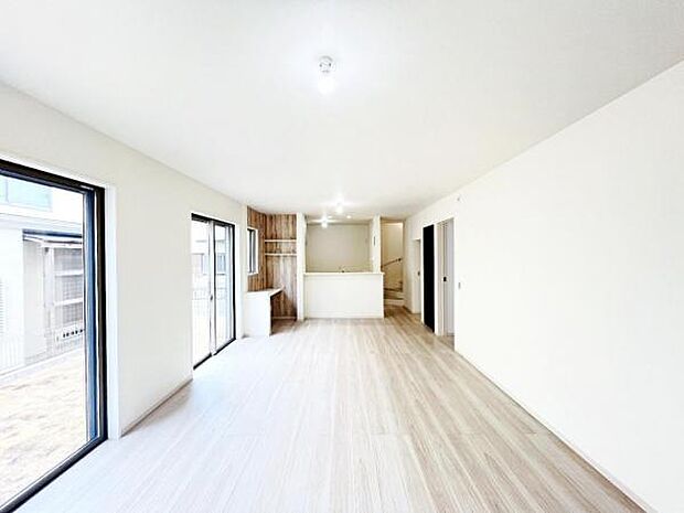 お食事中もキッチンと会話が楽しめるダイニングスペース。