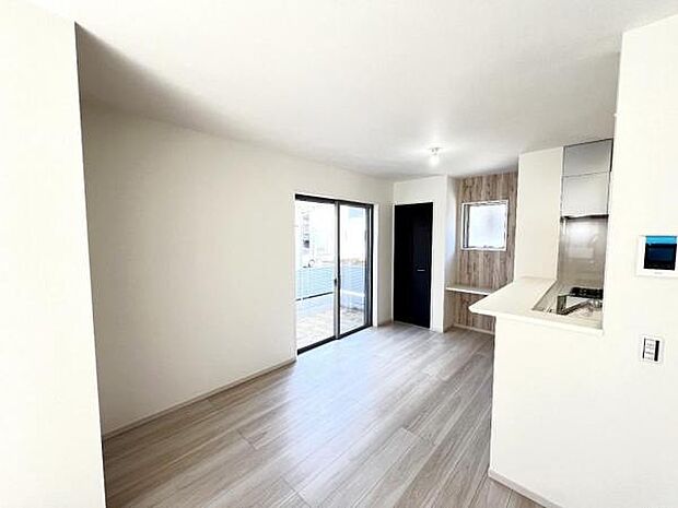 お食事中もキッチンと会話が楽しめるダイニングスペース。