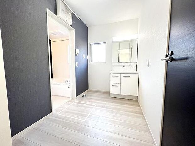 洗面化粧台です。朝の身支度から1日が始まります。