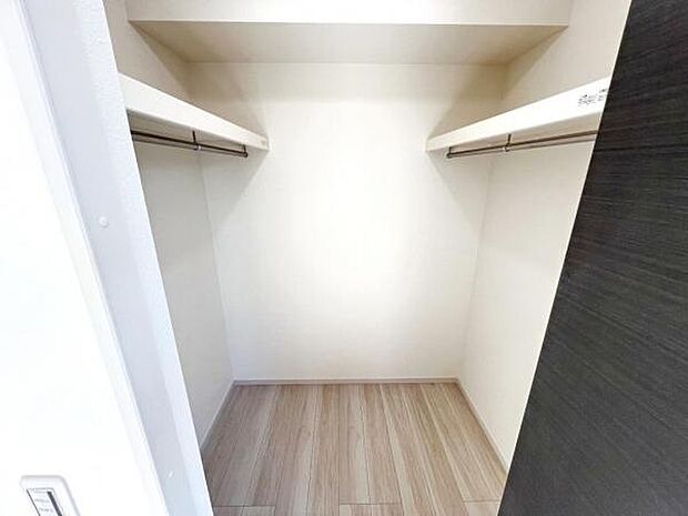 ウォークインクローゼットがあり収納スペースも豊富。季節物もスッキリ片付きそうです。
