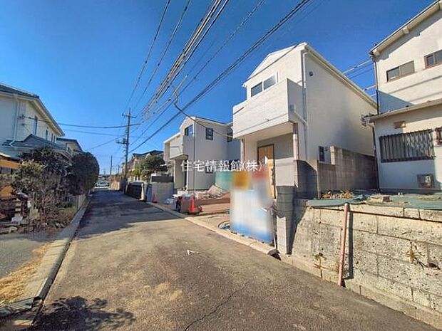 前面道路を含めた現地写真です。