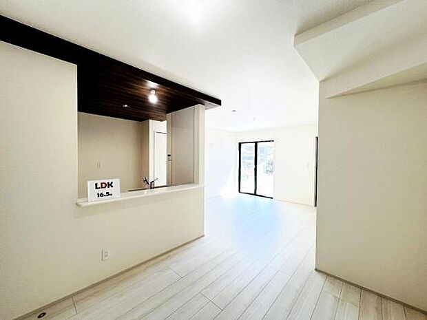 家族団らんの場所としてゆったりと居心地の良いリビングです。