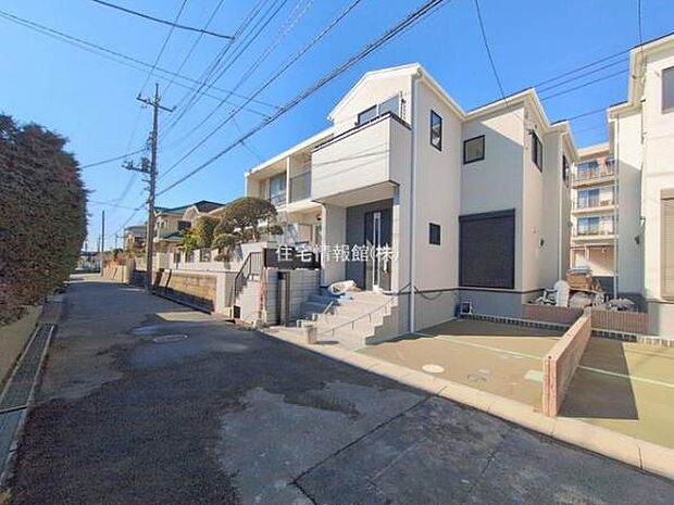 前面道路を含めた現地写真です。