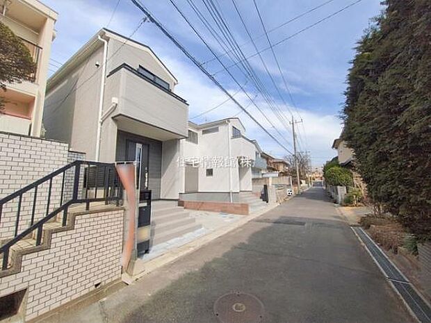 前面道路を含めた現地写真です。