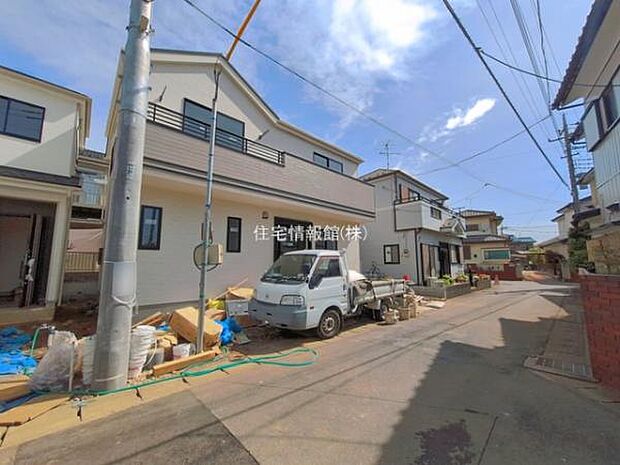 前面道路を含めた現地写真です。
