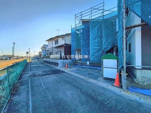 前面道路を含めた現地写真です。