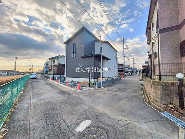 前面道路を含めた現地写真です。