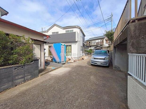 前面道路を含めた現地写真です。