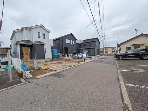 前面道路を含めた現地写真です。