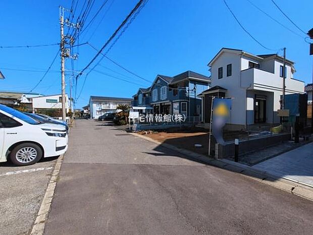 前面道路を含めた現地写真です。