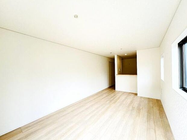 お食事中もキッチンと会話が楽しめるダイニングスペース。