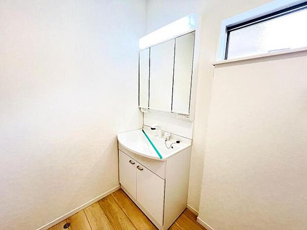 洗面化粧台です。朝の身支度から1日が始まります。