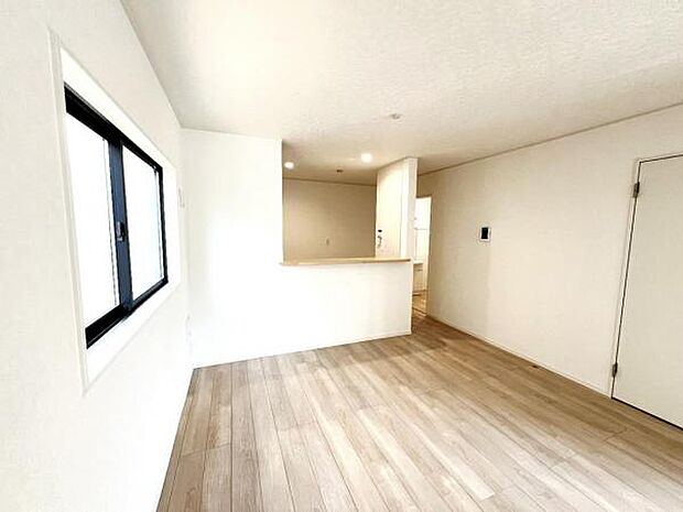 お食事中もキッチンと会話が楽しめるダイニングスペース。