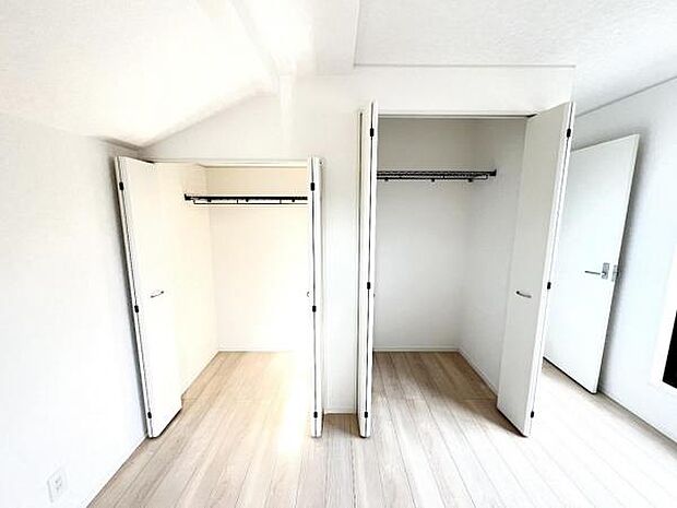 いつでもお部屋をスッキリお使い頂ける収納スペースを設置。