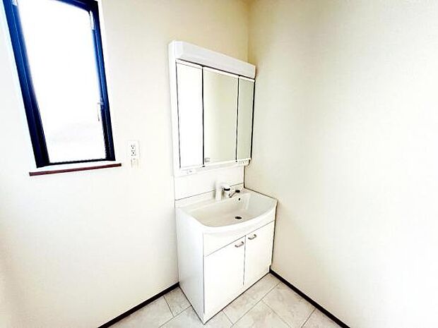 洗面化粧台です。朝の身支度から1日が始まります。