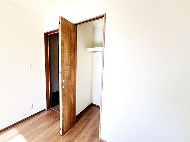 いつでもお部屋をスッキリお使い頂ける収納スペースを設置。