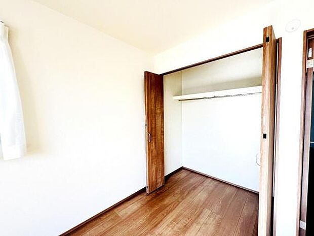 いつでもお部屋をスッキリお使い頂ける収納スペースを設置。