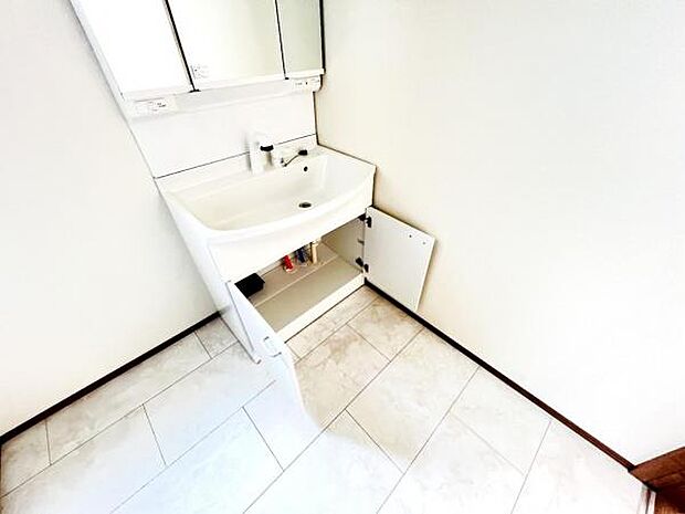 脱衣所は小さなお子様がいるご家庭にも重宝されます。