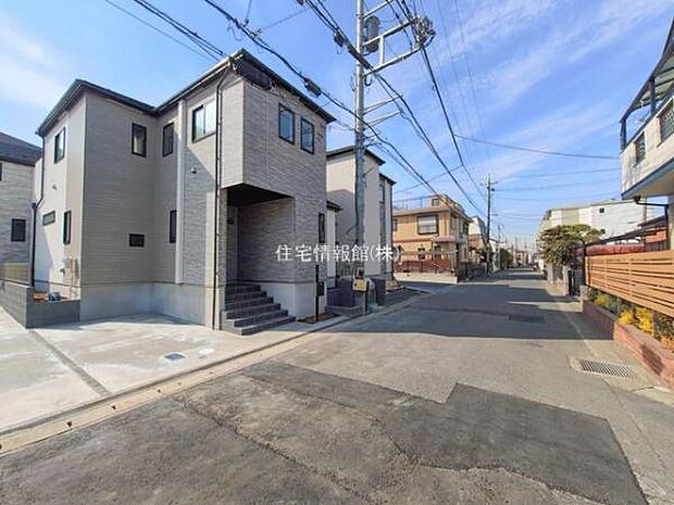 前面道路を含めた現地写真です。