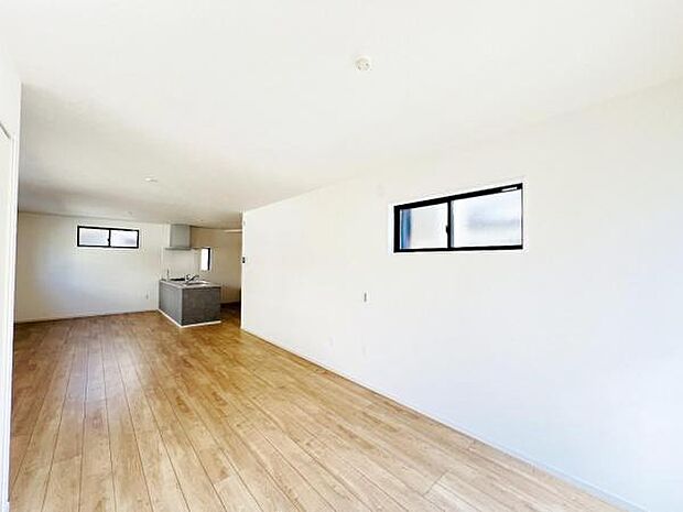 お食事中もキッチンと会話が楽しめるダイニングスペース。