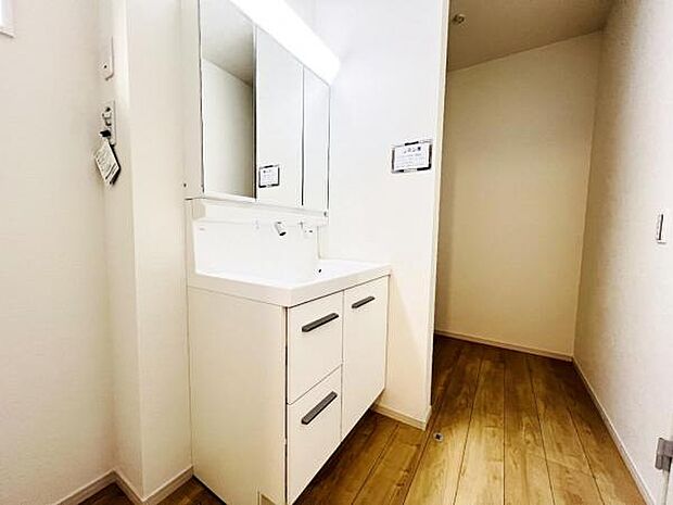 洗面化粧台です。朝の身支度から1日が始まります。