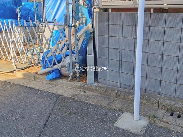 前面道路を含めた現地写真です。