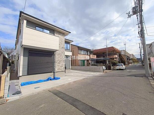 前面道路を含めた現地写真です。