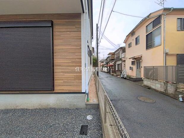 前面道路を含めた現地写真です。