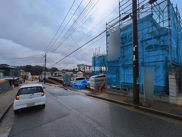 前面道路を含めた現地写真です。