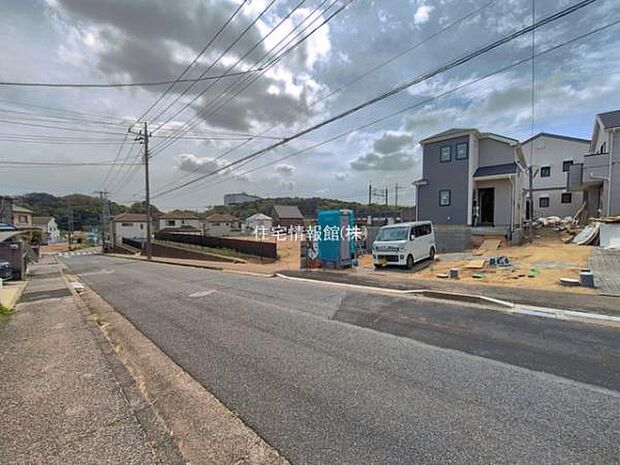 前面道路を含めた現地写真です。