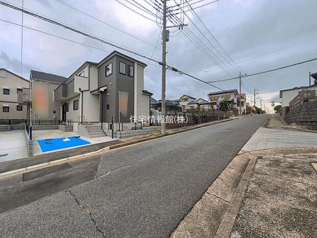 前面道路を含めた現地写真です。
