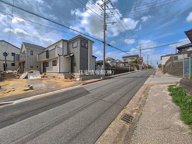 前面道路を含めた現地写真です。