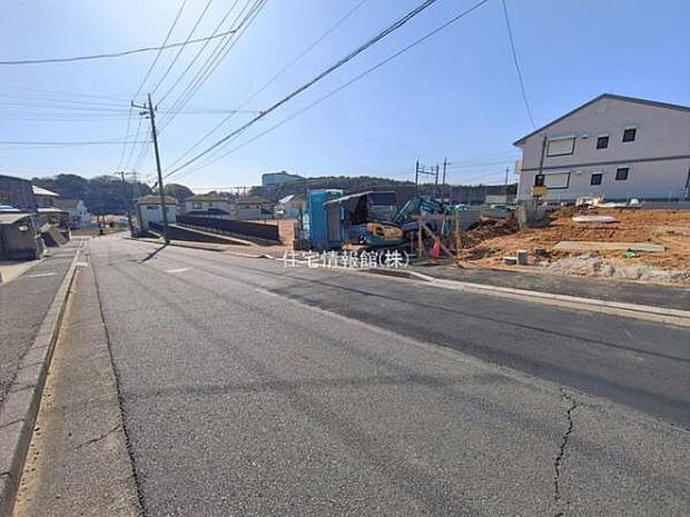 前面道路を含めた現地写真です。