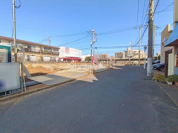 前面道路を含めた現地写真です。