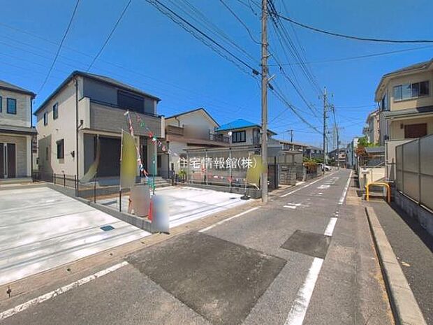 前面道路を含めた現地写真です。